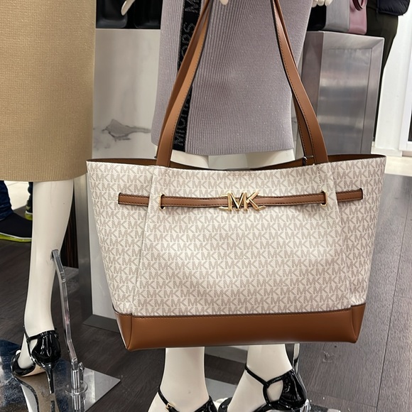 MICHAEL KORS
Reed Large Logo Belted Shoulder Tote Bag
Vanilla 
NWT - Picture 15 of 16